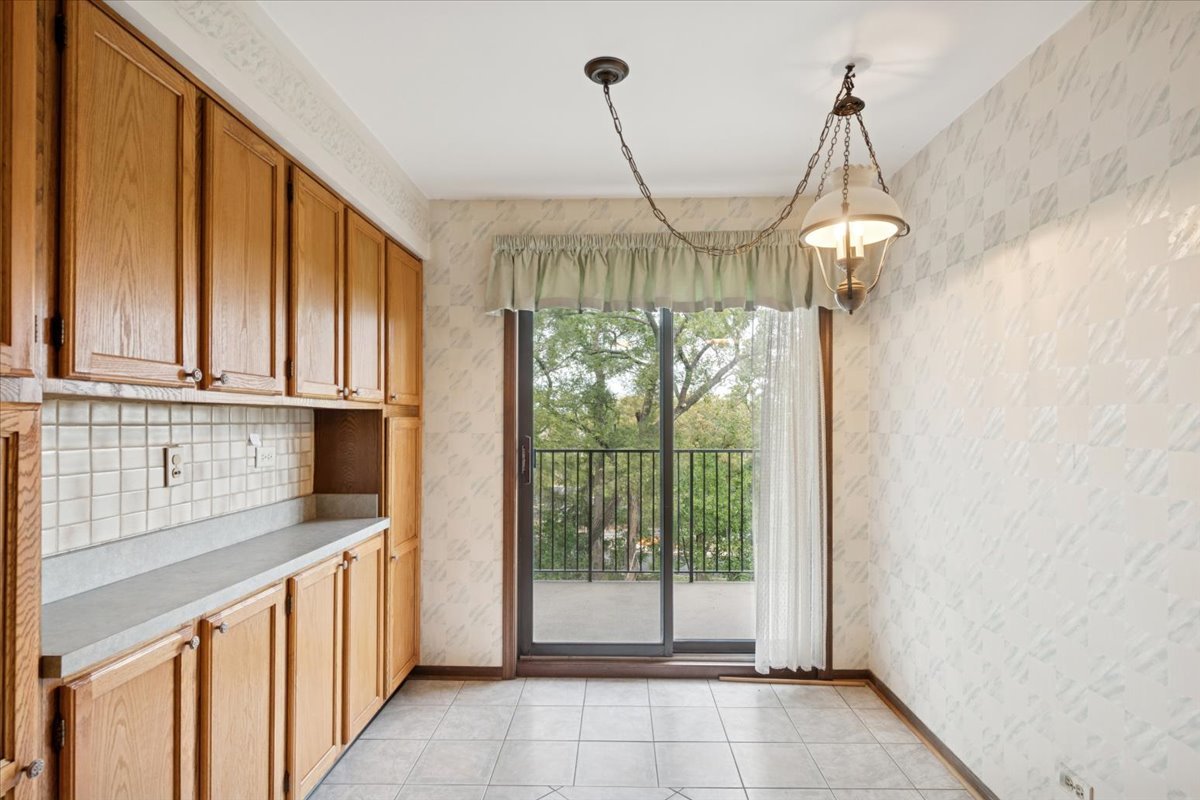 1-s150 Spring Road, Unit 4L Oak Brook, IL 60181 - Photo 10 of 18 a view of a hallway with windows