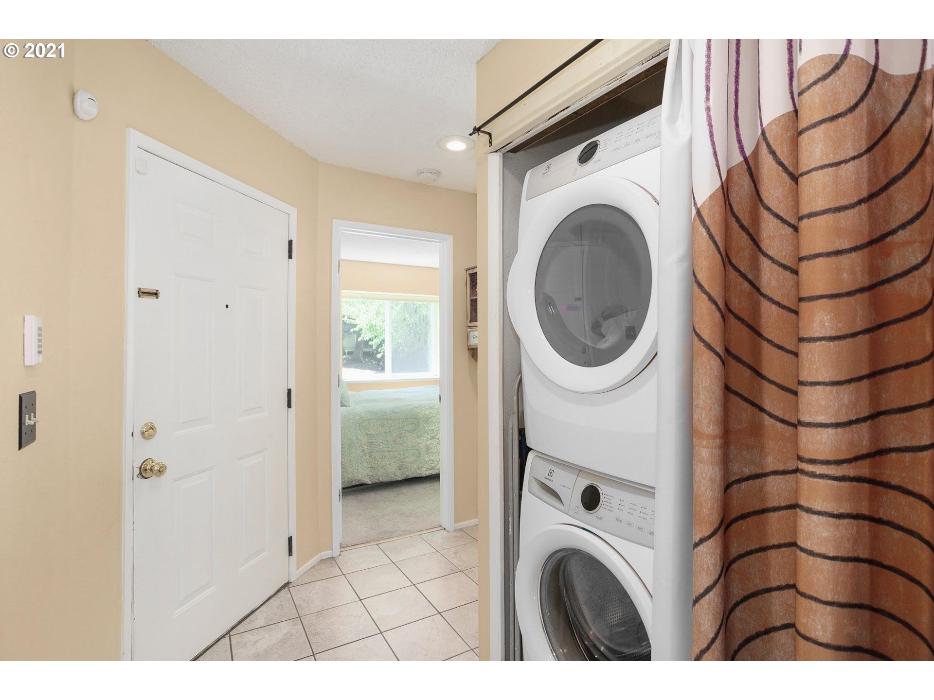 4692 Southwest Comus Place Portland, OR 97219 - Photo 17 of 22 Laundry