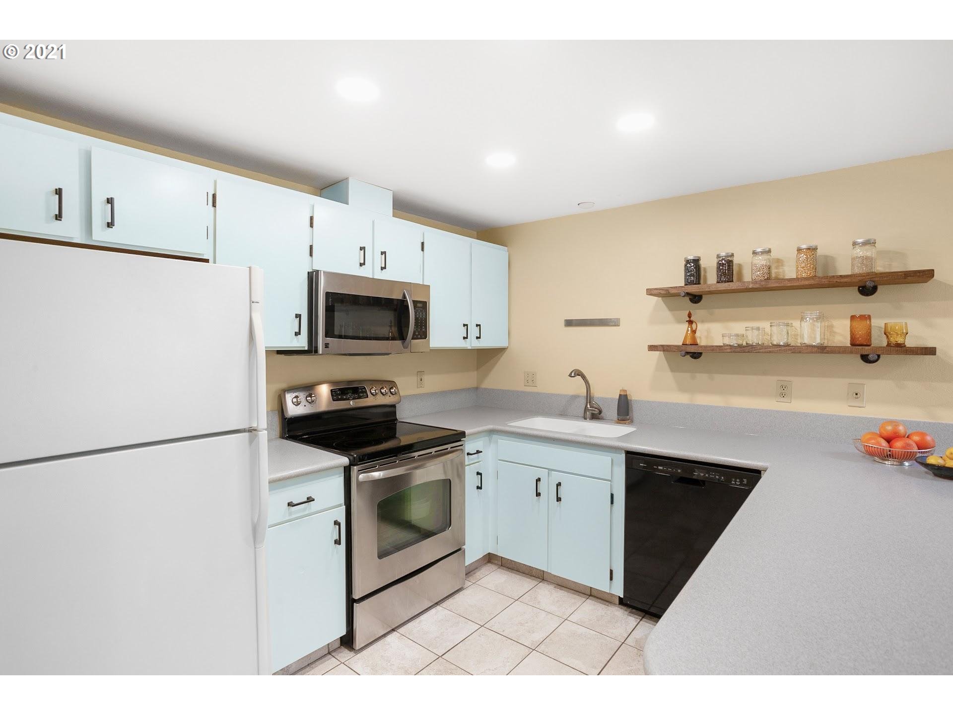 4692 Southwest Comus Place Portland, OR 97219 - Photo 8 of 22 Kitchen
