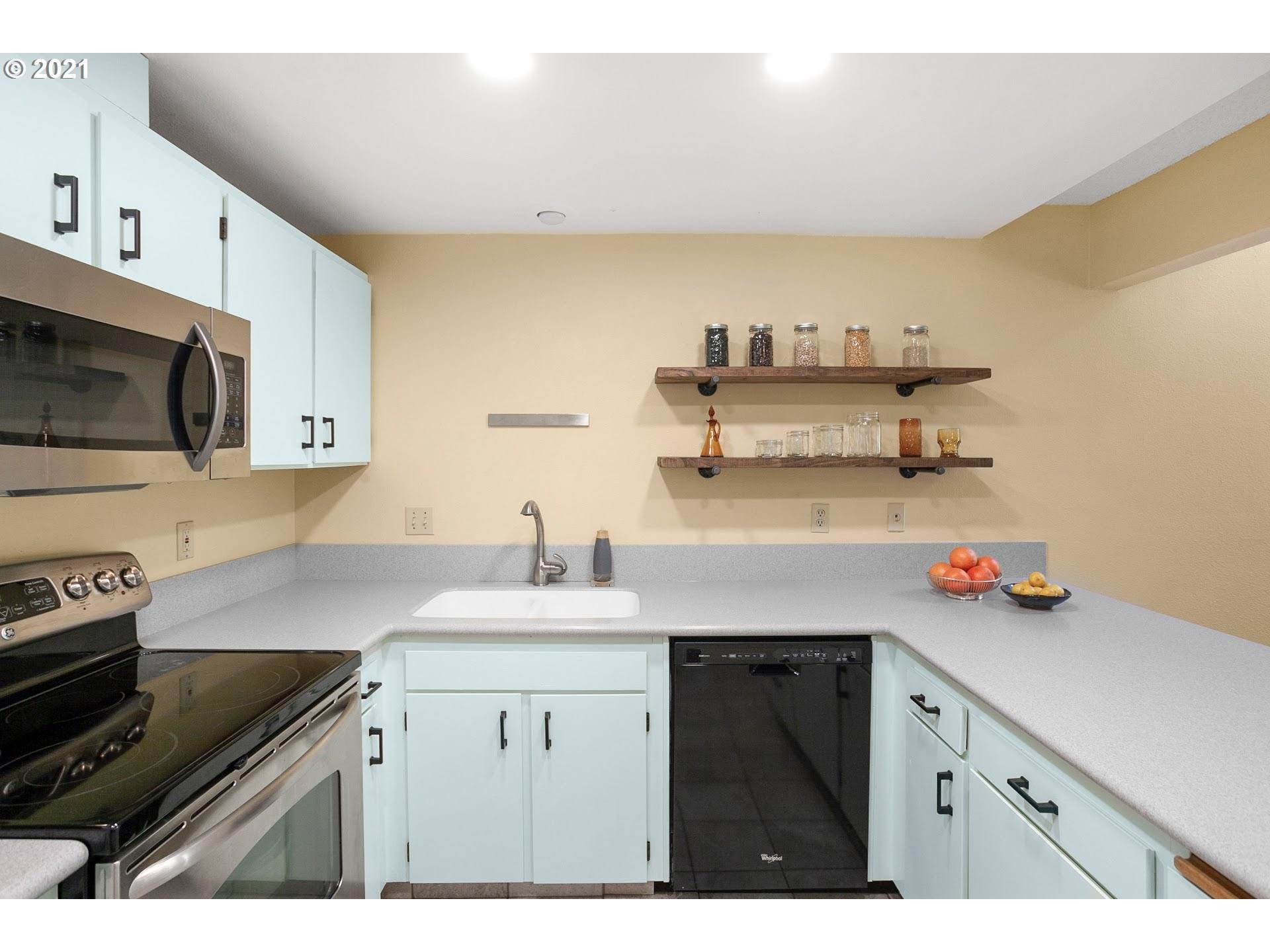 4692 Southwest Comus Place Portland, OR 97219 - Photo 9 of 22 Kitchen