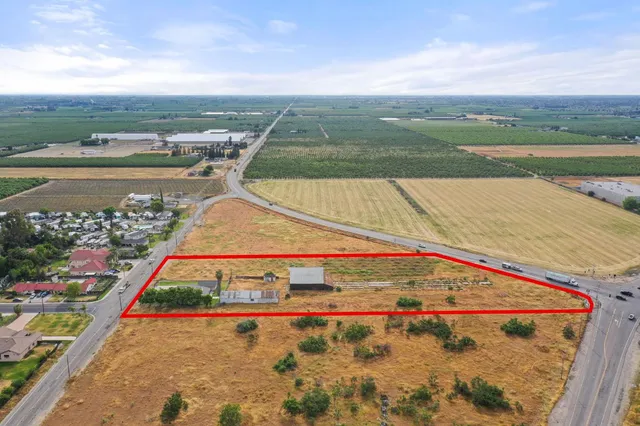 a view of a house with backyard and porch