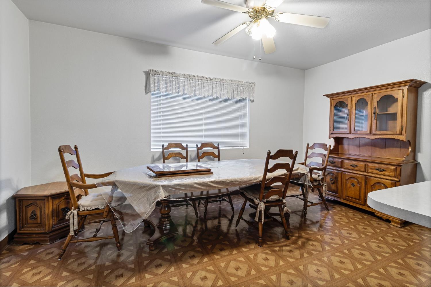 5000 Nunes Road Turlock, CA 95382 - Photo 34 of 57 a view of a dining room with furniture