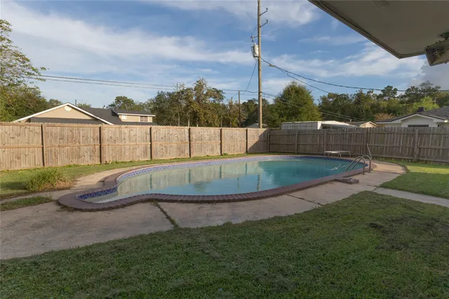 a view of a house with a backyard