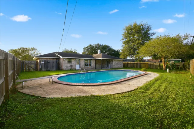 a view of a house with a backyard
