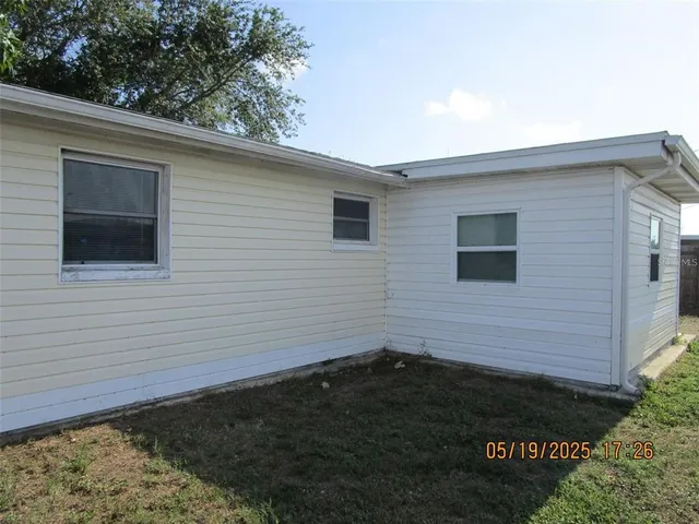 a view of back yard of the house