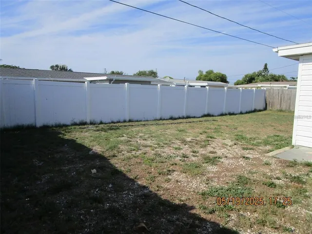 a view of a backyard