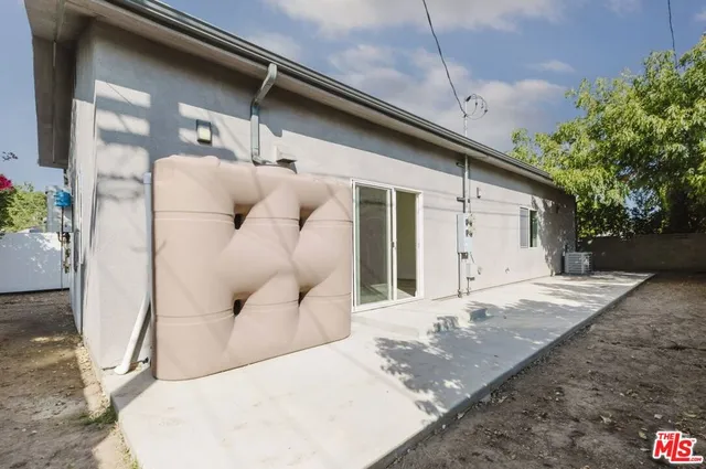 a view of entryway with outdoor space