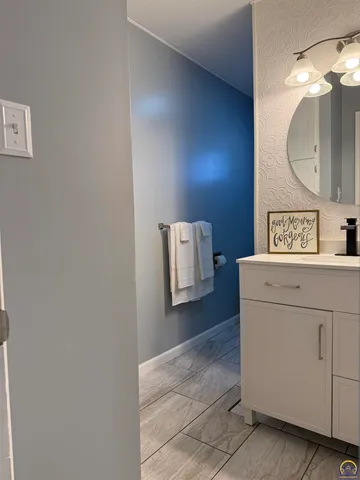 $289,500 | 910 Northwest Menninger Road, Topeka, KS 66618