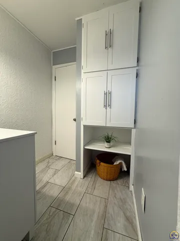 $289,500 | 910 Northwest Menninger Road, Topeka, KS 66618