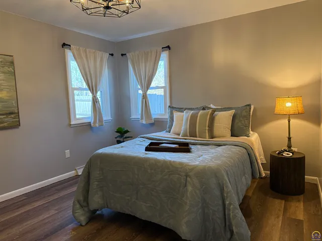 $289,500 | 910 Northwest Menninger Road, Topeka, KS 66618