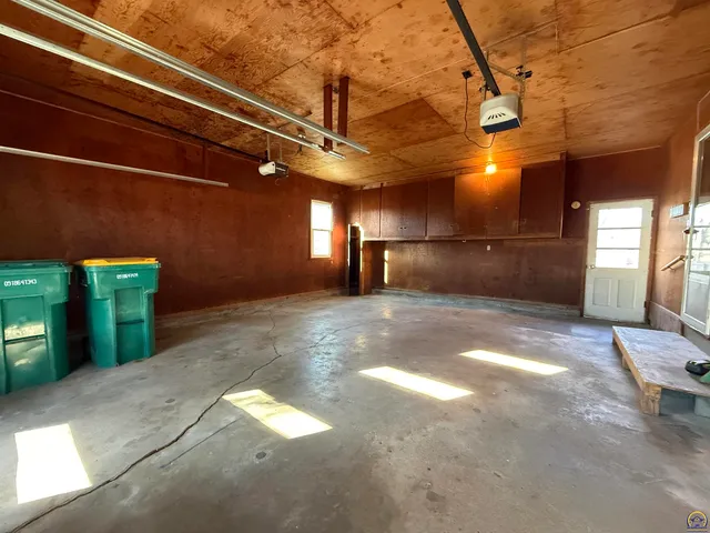 $289,500 | 910 Northwest Menninger Road, Topeka, KS 66618