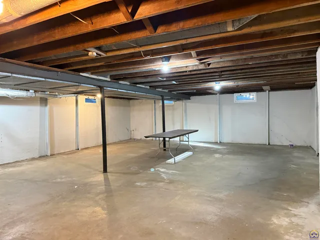 $289,500 | 910 Northwest Menninger Road, Topeka, KS 66618