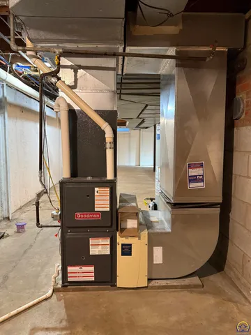 $289,500 | 910 Northwest Menninger Road, Topeka, KS 66618