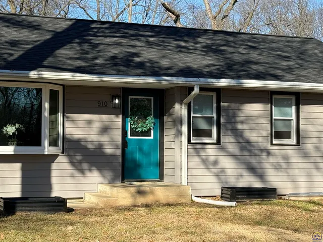 $289,500 | 910 Northwest Menninger Road, Topeka, KS 66618