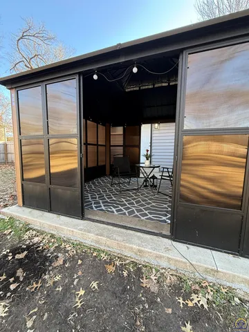 $289,500 | 910 Northwest Menninger Road, Topeka, KS 66618