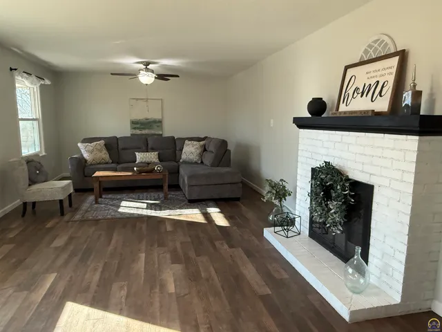 $289,500 | 910 Northwest Menninger Road, Topeka, KS 66618