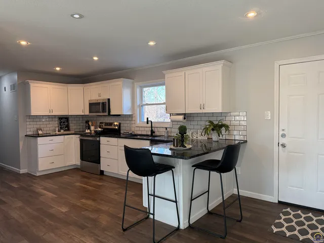 $289,500 | 910 Northwest Menninger Road, Topeka, KS 66618