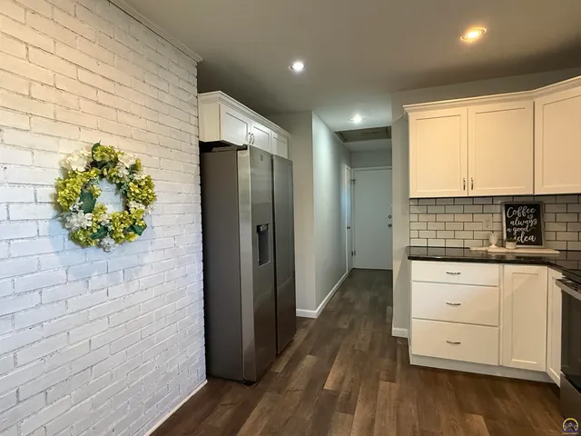 $289,500 | 910 Northwest Menninger Road, Topeka, KS 66618