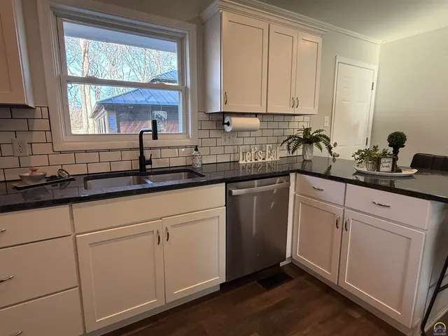 $289,500 | 910 Northwest Menninger Road, Topeka, KS 66618