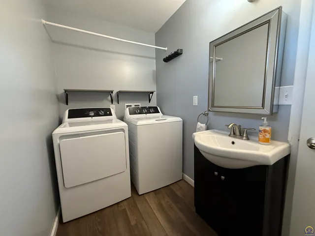 $289,500 | 910 Northwest Menninger Road, Topeka, KS 66618