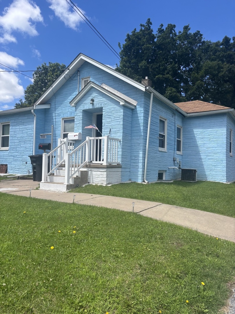 3001 44th Street Moline, IL 61265 - Photo 1 of 31