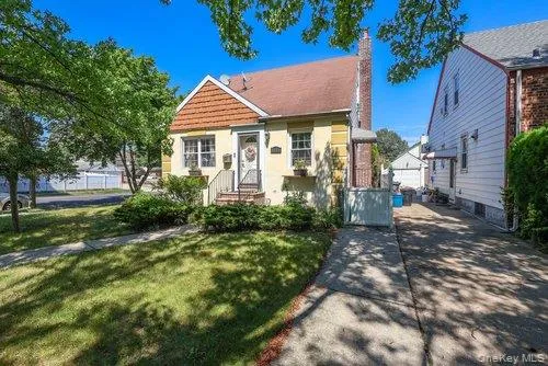 $1,149,000 | 46-03 195th Street | Auburndale