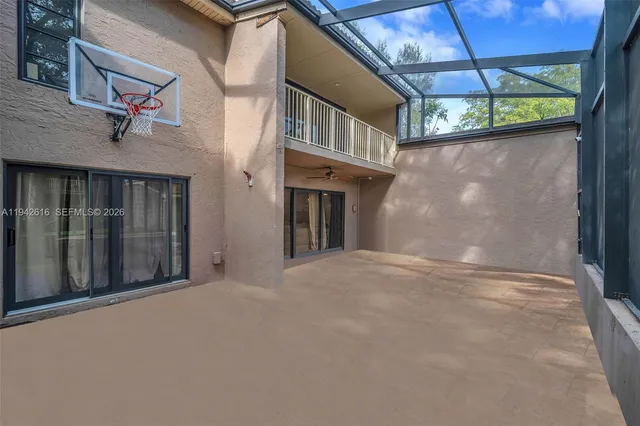 a view of a back yard