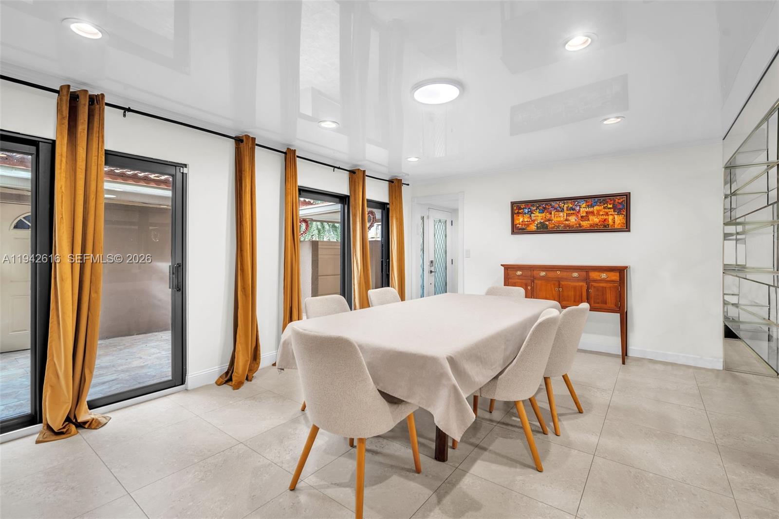 107 Heatherbrook Way, Unit 145 Hollywood, FL 33021 - Photo 4 of 57 a dinning room with a table and chairs