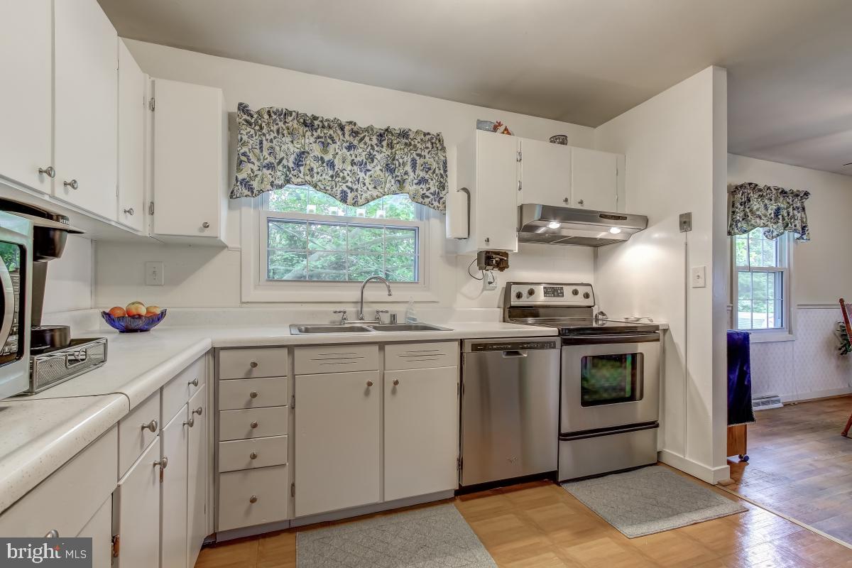 7924 Frye Road Alexandria, VA 22309 - Photo 12 of 29 Ample Natural Light