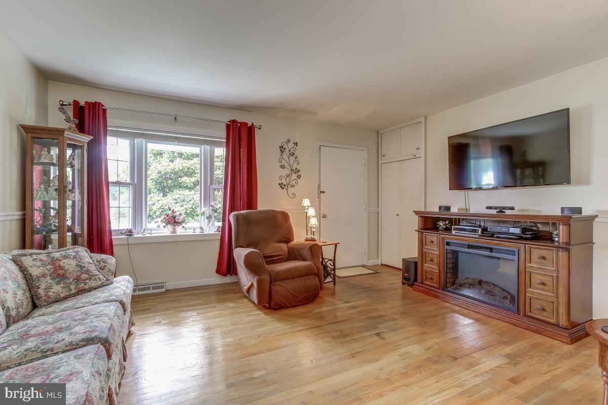 7924 Frye Road Alexandria, VA 22309 - Photo 5 of 29 Spacious Living room w/ample natural light