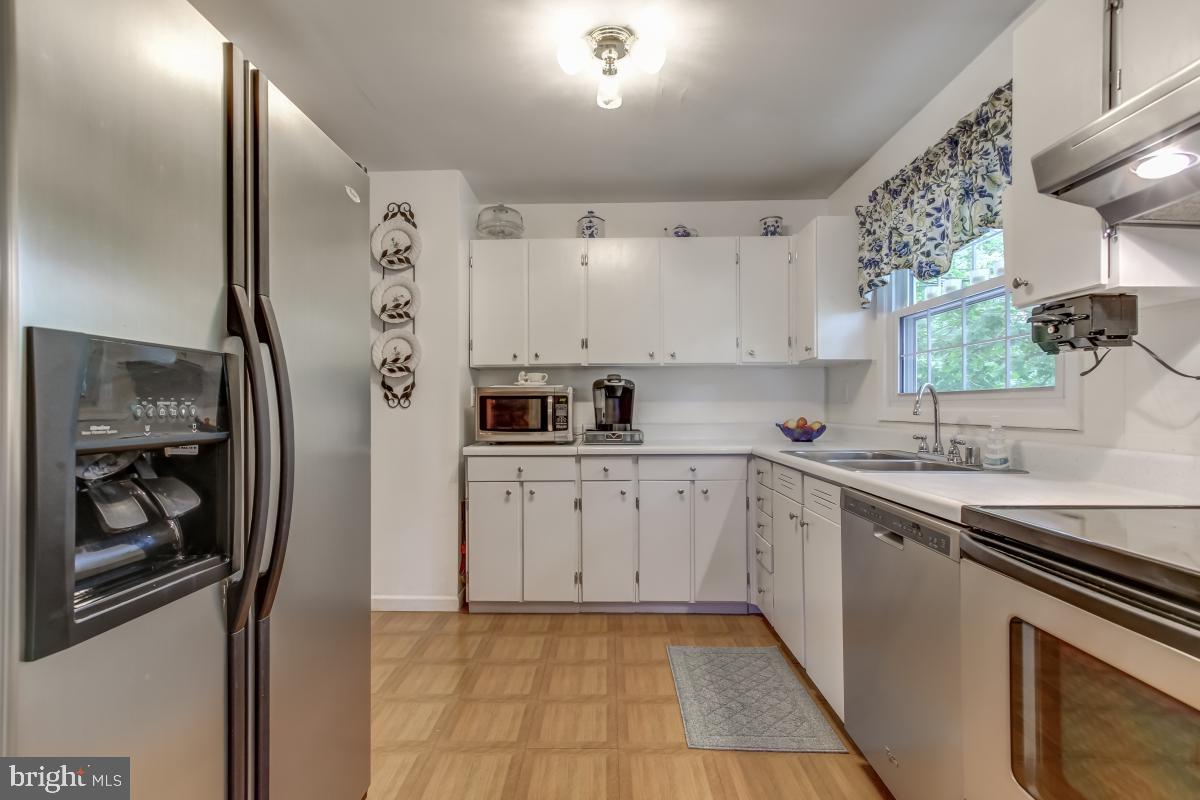 7924 Frye Road Alexandria, VA 22309 - Photo 10 of 29 Kitch w/white cabinets Stainless Steel Appliances