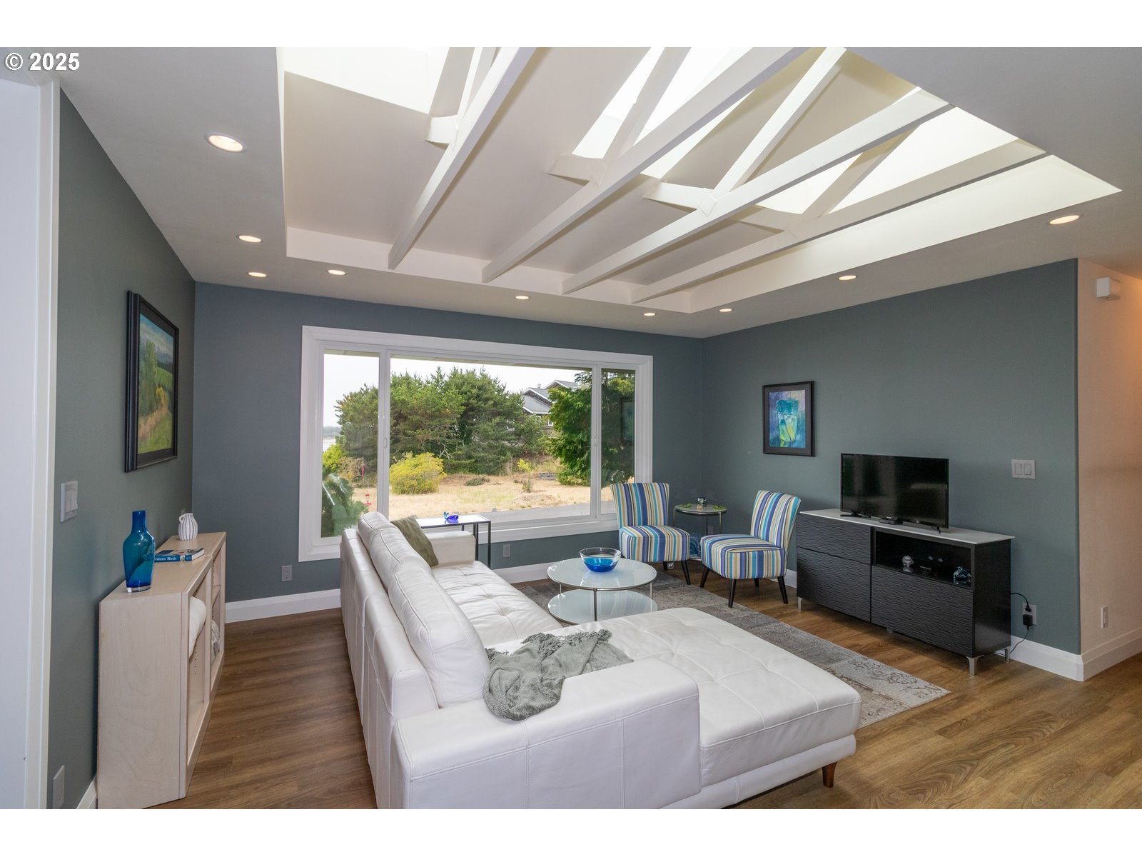 2 Eden Lane Florence, OR 97439 - Photo 18 of 48 a living room with furniture and a flat screen tv