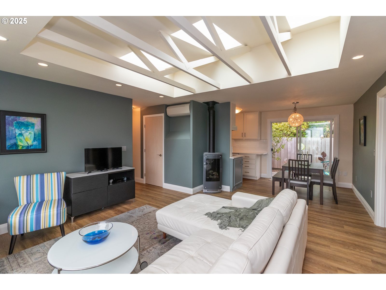 2 Eden Lane Florence, OR 97439 - Photo 21 of 48 a living room with furniture and a flat screen tv