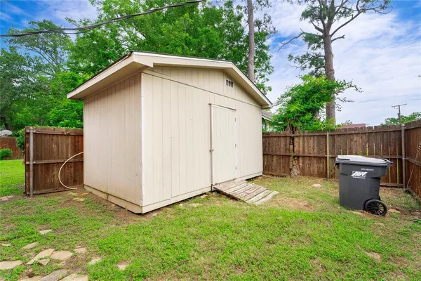 a view of a backyard