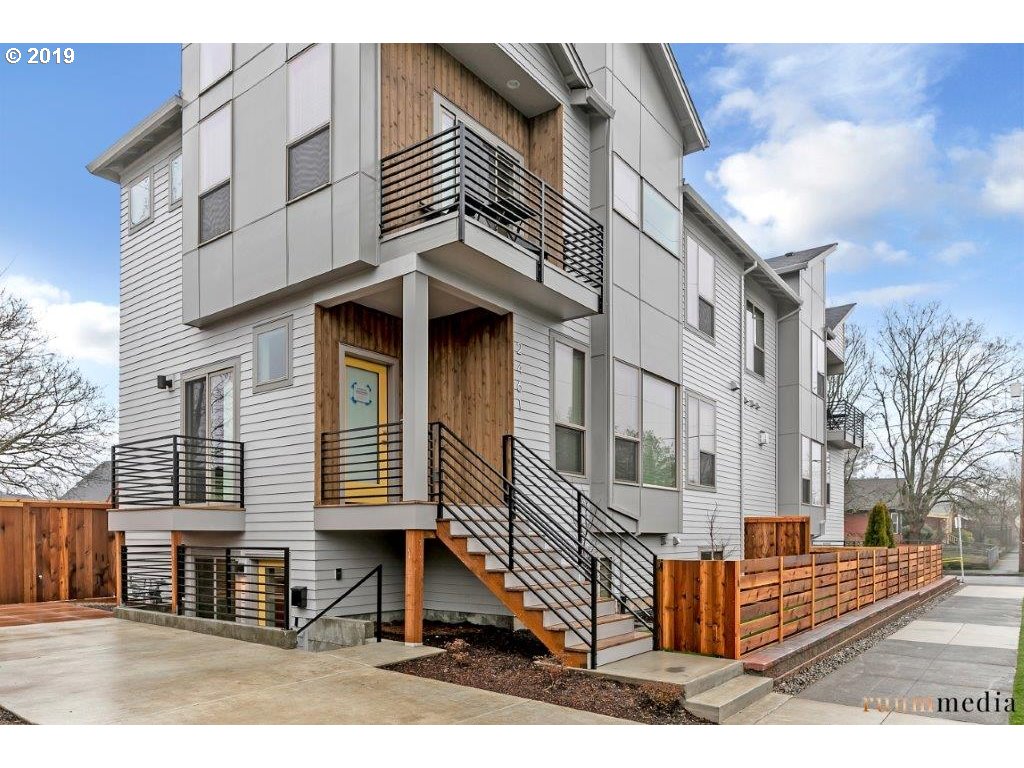 5207 Northeast 25th Avenue Portland, OR 97211 - Photo 2 of 31