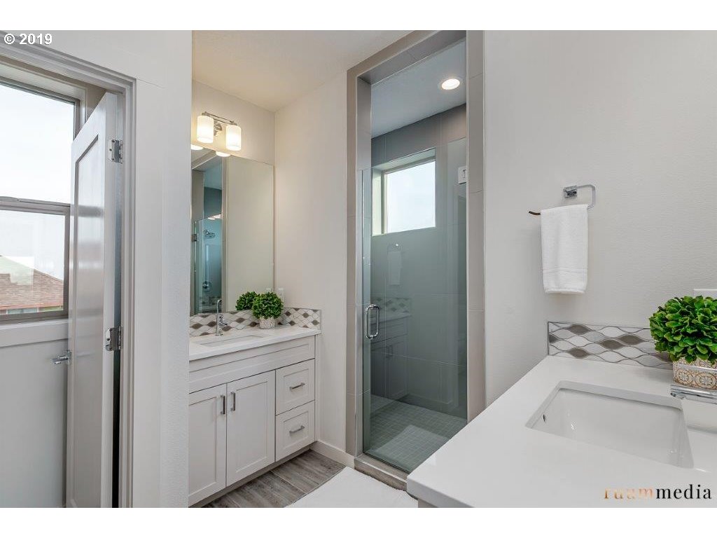 5207 Northeast 25th Avenue Portland, OR 97211 - Photo 11 of 31