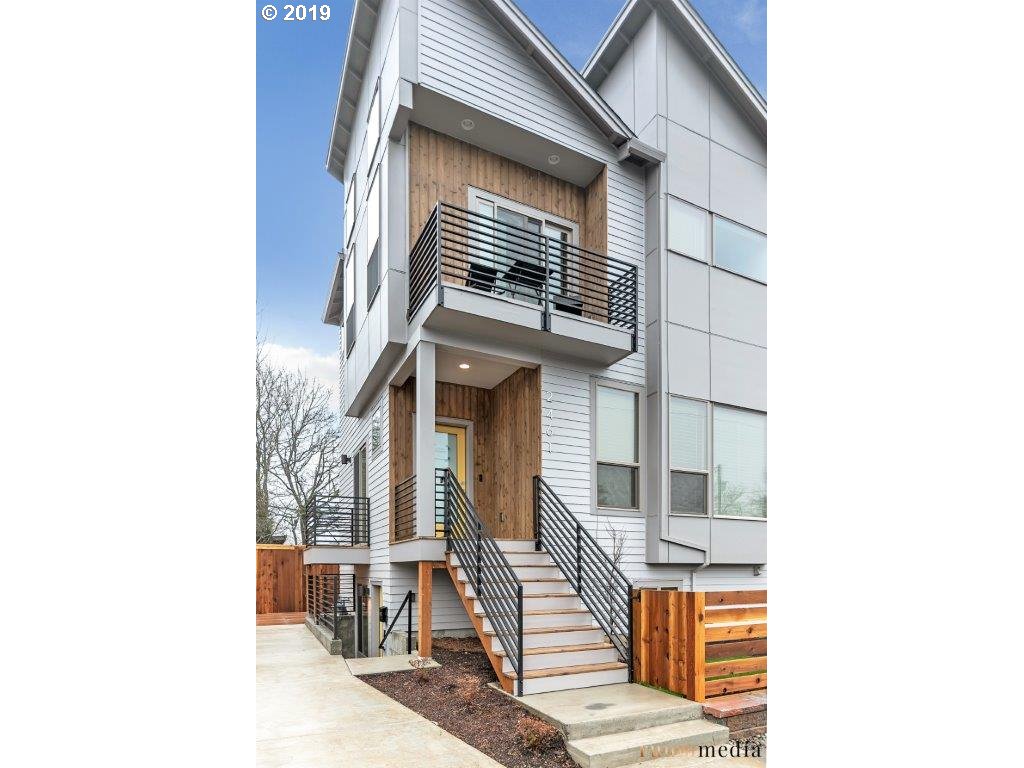 5207 Northeast 25th Avenue Portland, OR 97211 - Photo 3 of 31