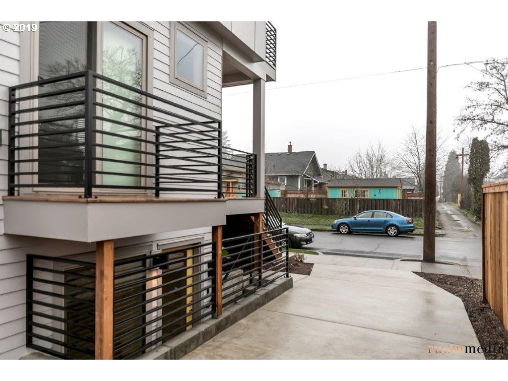 5207 Northeast 25th Avenue Portland, OR 97211 - Photo 4 of 31