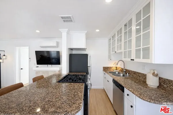 $3,800 | 1212 10th Street, Unit 15, Santa Monica, CA 90401