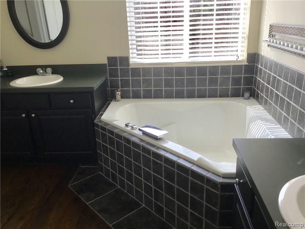 4311 Oak Tree Court Fenton, MI 48430 - Photo 20 of 28 IMG_0526.JPG