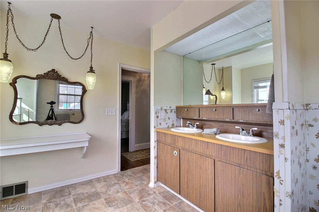 2549 Brainard Road Cleveland, OH 44124 - Photo 14 of 17