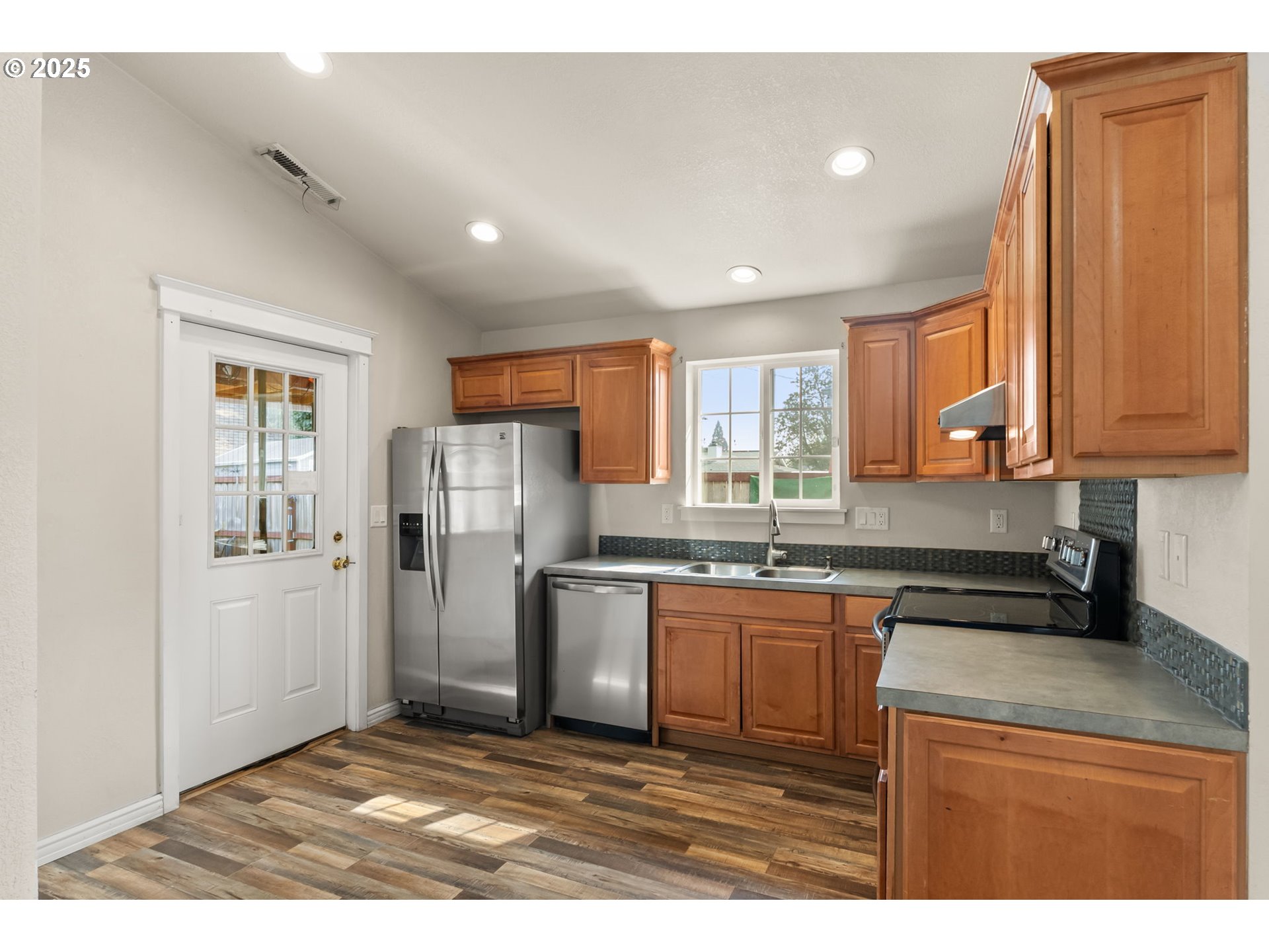 1219 Taney Street Eugene, OR 97402 - Photo 9 of 33