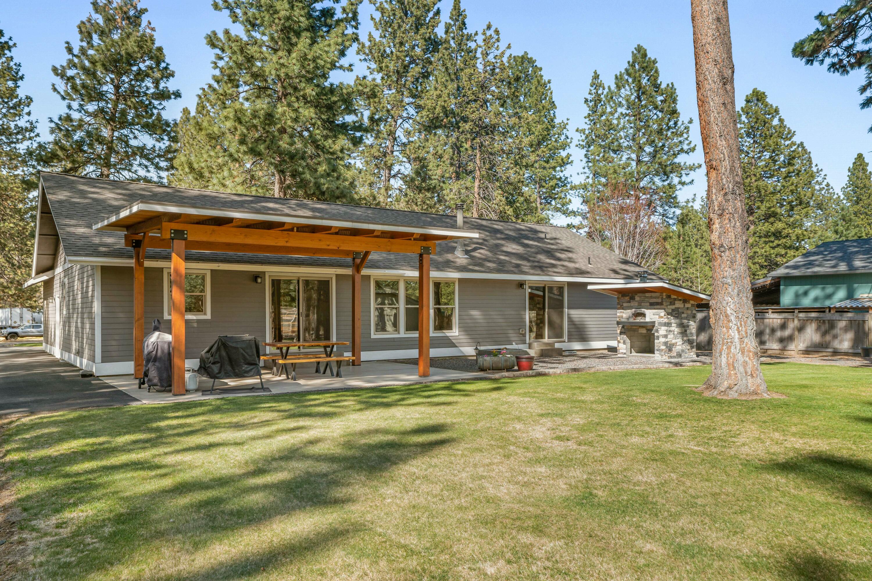 19321 Apache Road Bend, OR 97702 - Photo 25 of 44 Back Patio
