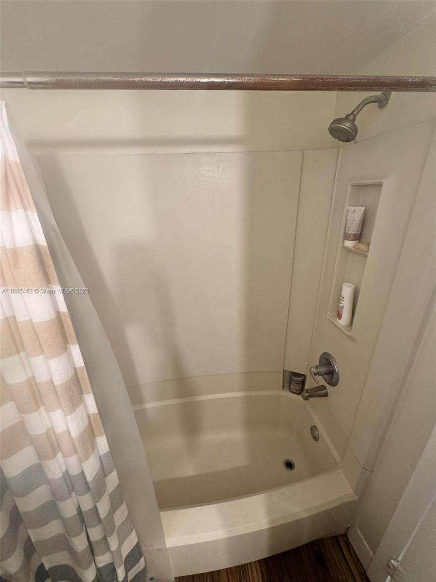 6900 Southwest 39th Street, Unit 106J Davie, FL 33314 - Photo 3 of 9 a bathroom with a shower and a bathtub