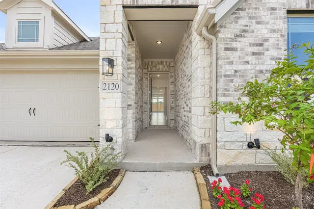 a view of entryway with a flower garden