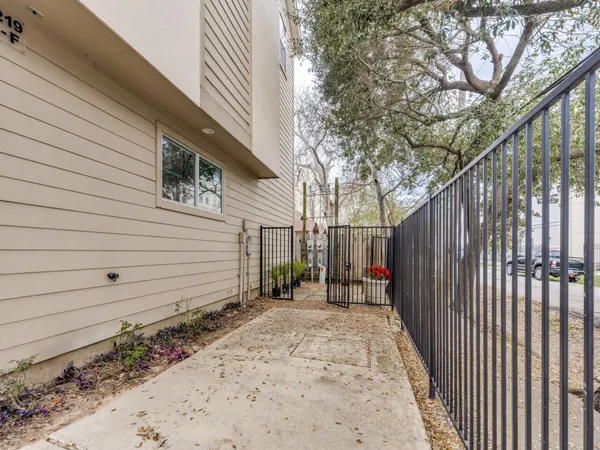 $3,000 | 5219 Kiam Street, Unit F, Houston, TX 77007