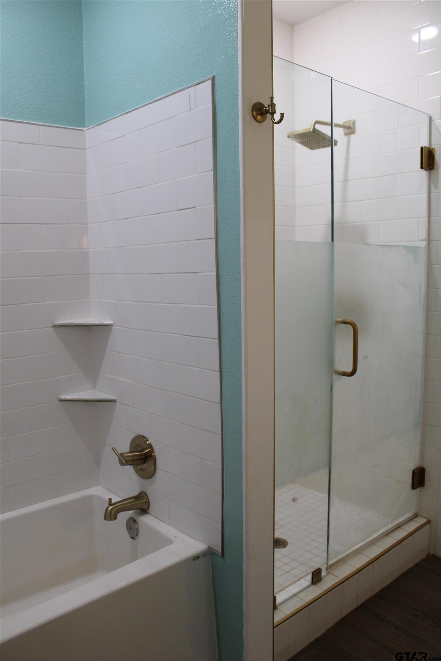 14965 Turtle Crk Rnch Road Flint, TX 75762 - Photo 13 of 26 a bathroom with a bathtub