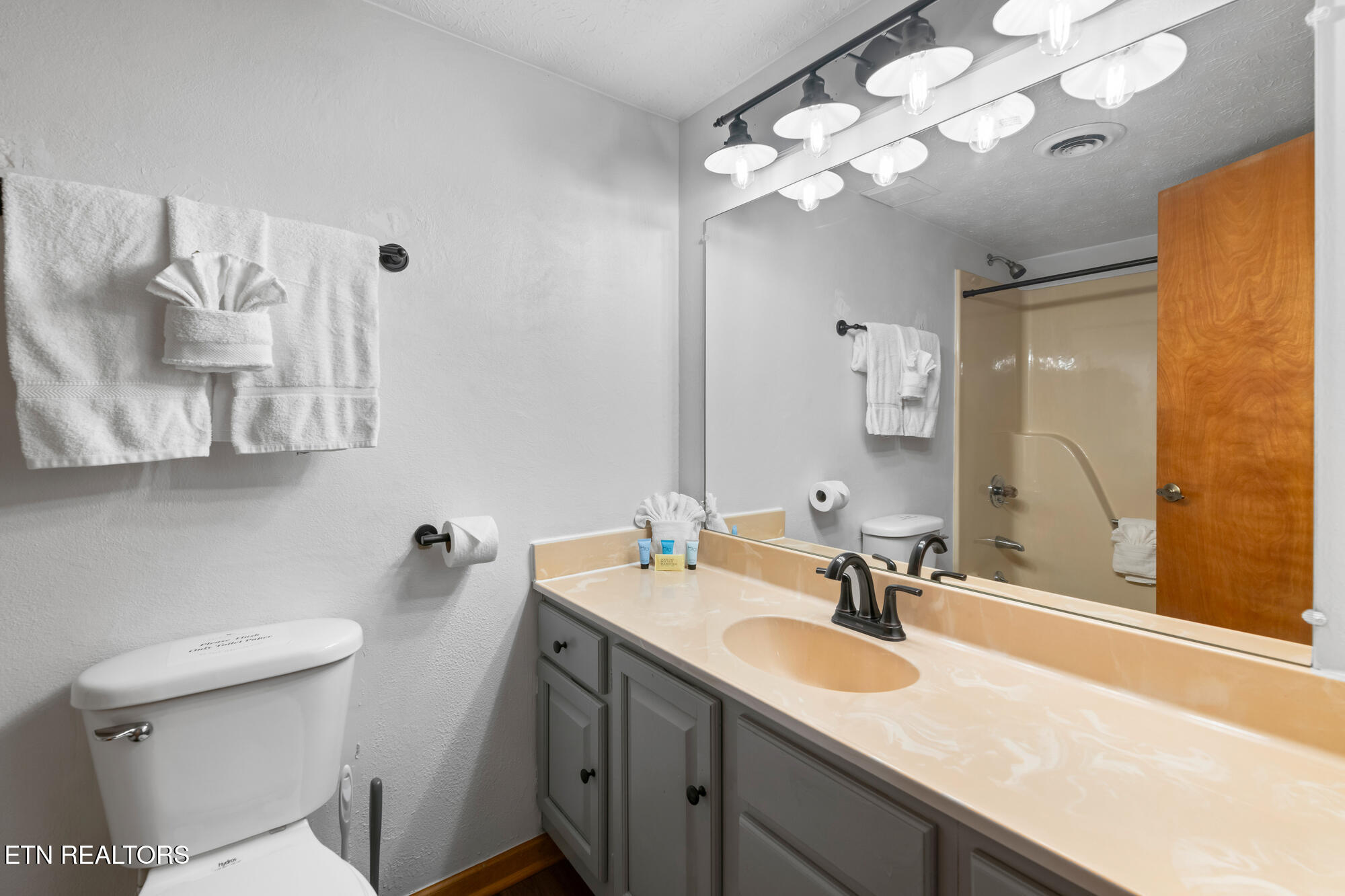 3729 Plaza Way Pigeon Forge, TN 37863 - Photo 15 of 20 Pinecrest_Townhomes_-_157-13