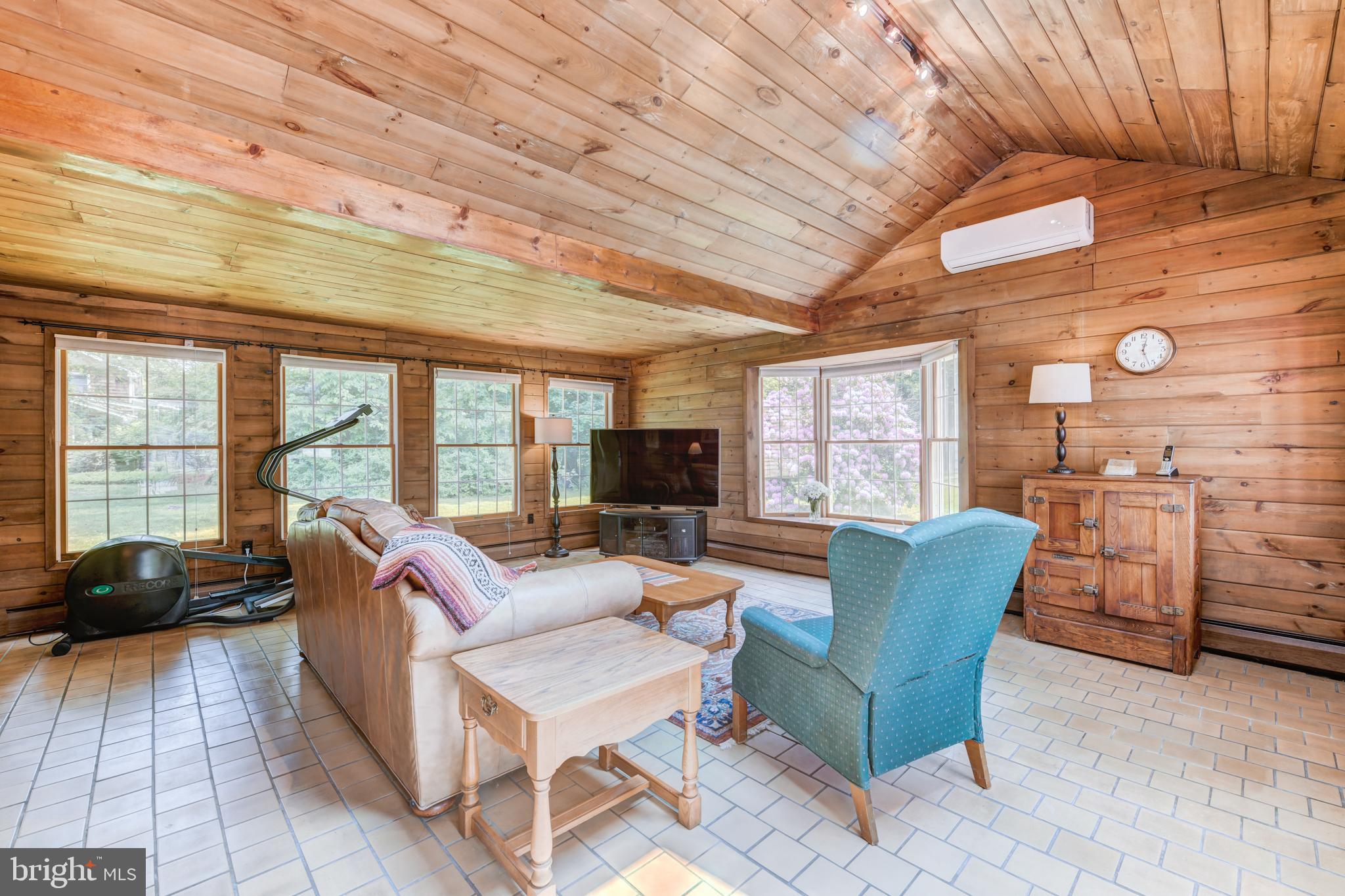 920 Davis Road Ambler, PA 19002 - Photo 15 of 39 Family room - vaulted ceiling