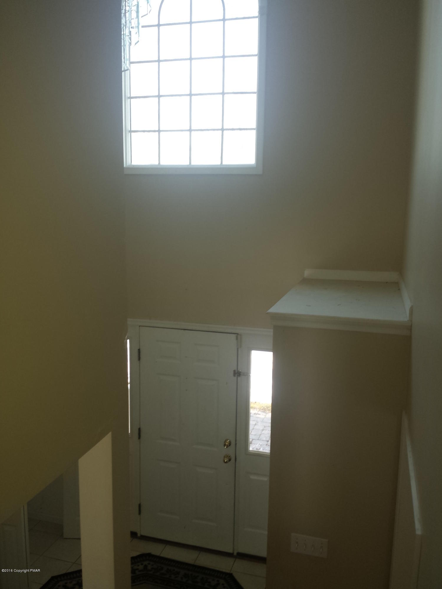 39 Benns Hill Road Bangor, PA 18013 - Photo 3 of 17 foyer